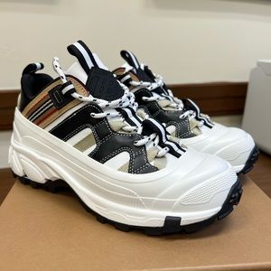 NWT BURBERRY Arthur Icon Stripe Sneaker